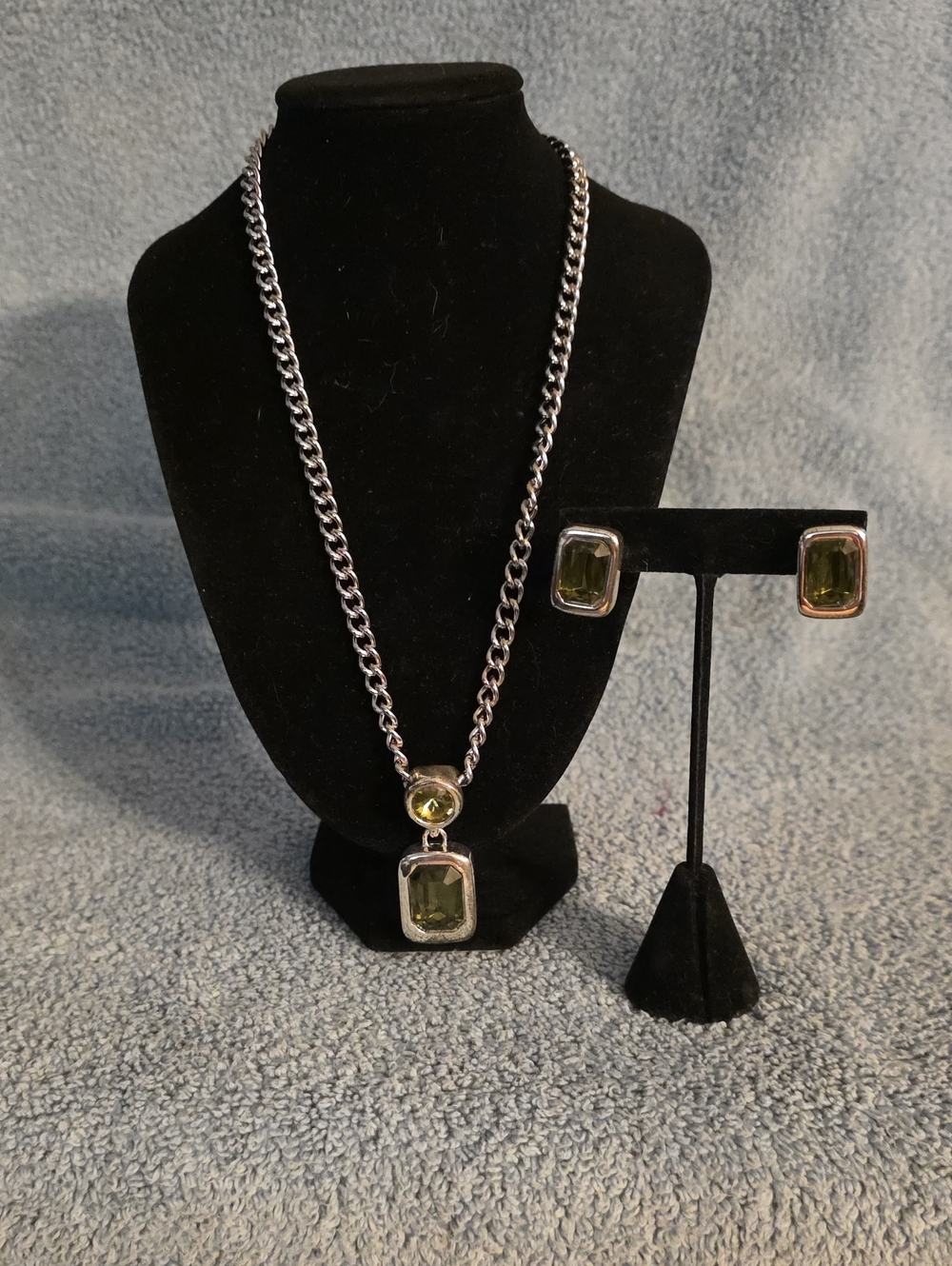 Green Stone Silver-Tone Necklace & Earrings Set